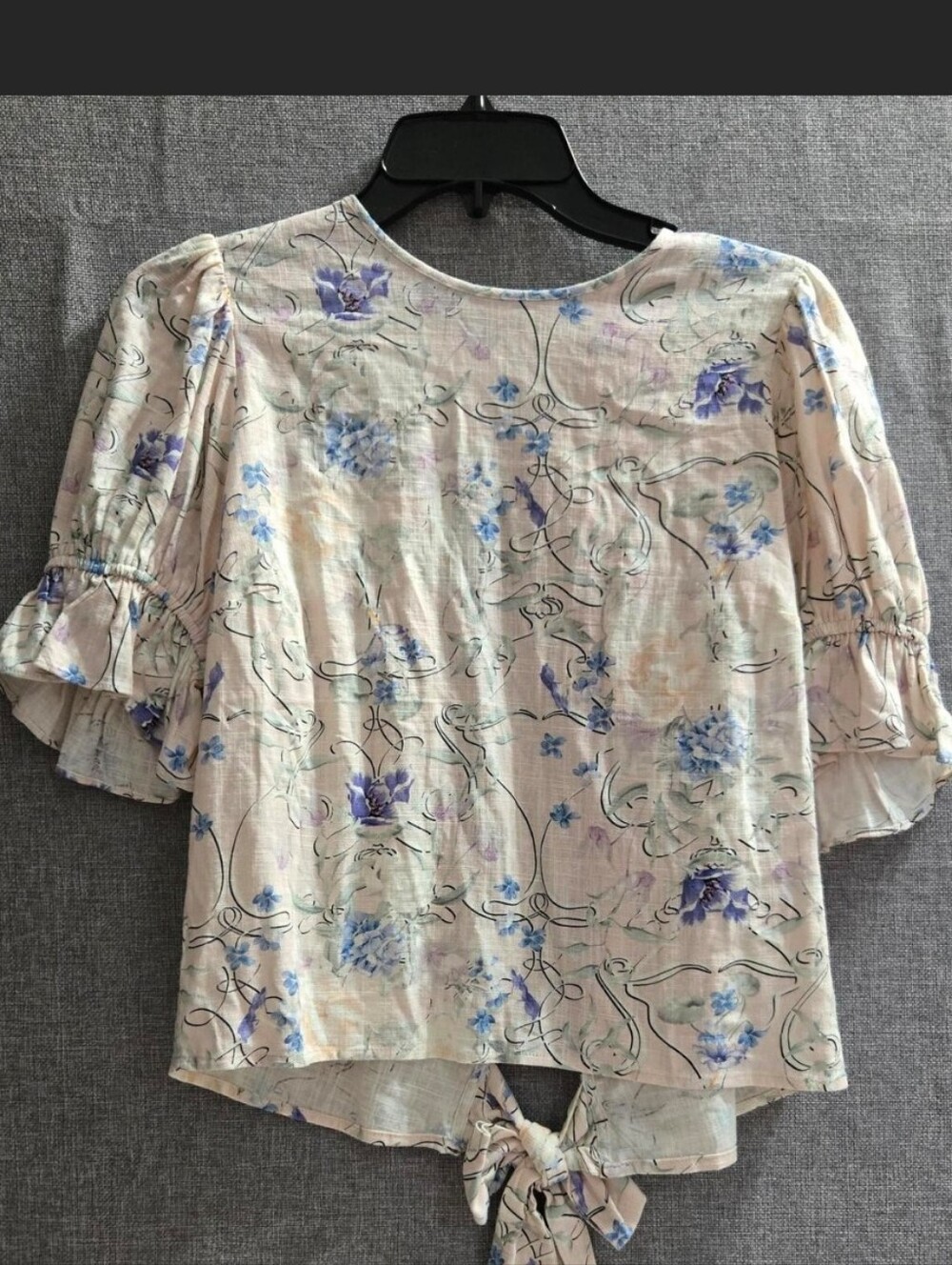 Express NWT Floral Tie-Back Women's Blouse in Cream and Lavender Size Medium